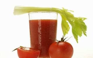 Cerramos el jugo de tomate casero para el invierno, muy espeso y sabroso.